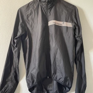 Vindjacka  - Väldigt tunn då jag har använt den när jag sprungit. Har reflex vid svanskotan. 