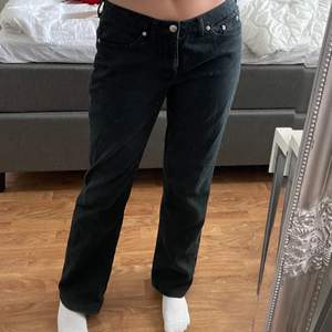 Mörkgröna jeans som ja köpt second hand, storleken står inte men ja skulle uppskatta 36/38, jag är 170 cm lång!💞