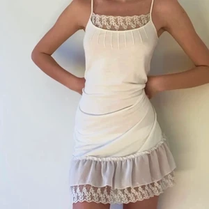 vit klänning med spets - strl s 💕💕💕 lånad bild från förra ägaren då den inte satt som jag önskade!!