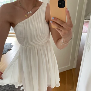 Klänning - Säljer denna jättegulliga student/skolavslutnings klänning i storlek S! Jag är 175 och skulle säga att den passar 160-175 beroende på hur lång man vill ha💗💗 