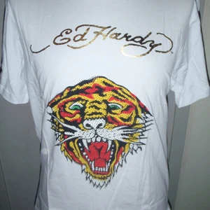 Ed Hardy - Säljer 1st helt ny Ed Hardy T-shirt.  Säljes enligt bilden. 