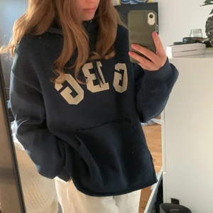 Hoodie - Hoodie från NA-KD, så snygg passform!!