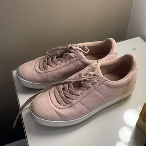 Skor - Säljer dessa skor som jag använd ett par gånger. Helt okej skick, bara smuts som jag tror går att tvätta bort. Stl 37! tror de är köpta på skopunkten. <33