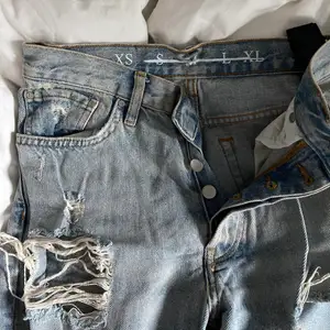 Säljer dessa slitna jeans med hål i från Bikbok! De är använda ganska mycket och därmed priset, men fortfarande hela och fina! De har blivit väldigt små och därför jag dom nu:) nypris 500kr mitt pris 100kr stl xs