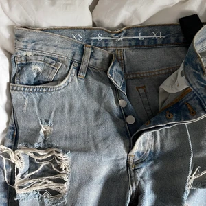 Slitna jeans - Säljer dessa slitna jeans med hål i från Bikbok! De är använda ganska mycket och därmed priset, men fortfarande hela och fina! De har blivit väldigt små och därför jag dom nu:) nypris 500kr mitt pris 100kr stl xs
