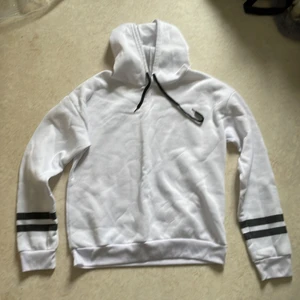 Vit hoodie - Vit hoodie, med svarta detaljer.
