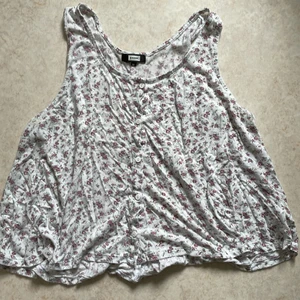 Blommigt linne - Blommigt linne med knappar från bikbok