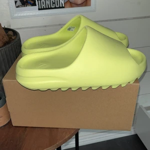 Yeezy slide  - Yeezy slide storlek 44,5. Små i storleken så skulle säga att de passar 42-43,5. Köpare står för fraktkostnad