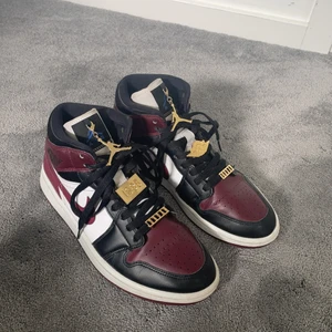 Air Jordan 1 Mid SE - Säljer ett par snygga jordans som bara har använts ett par gånger. Köptes för 2800kr men säljer för 1000! Skriv om ni har andra frågor.💓