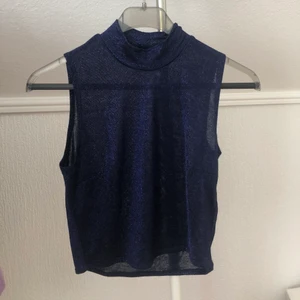 Topp  - Glitter topp från #ginatricot aldrig använt! Storlek M men passar s-m! Väldigt stretch! Kan fraktas eller mötas upp! #sommar #fest