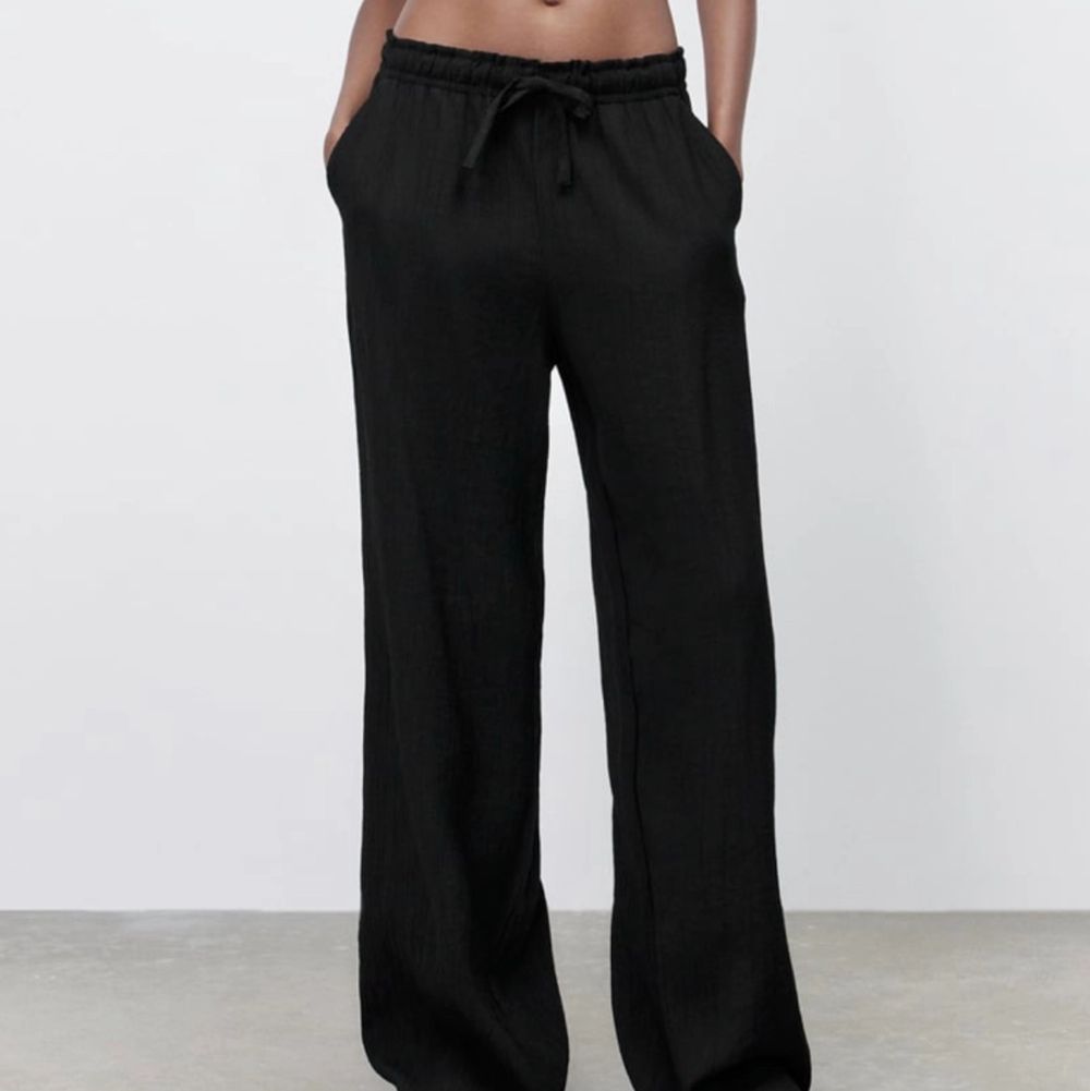 Säljer dessa svarta linne byxor ifrån Zara, då dem är för långa på mig. Skriv till mig privat så skickar jag bild på hur den sitter på mig.. Jeans & Byxor.