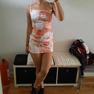 FESTKLÄNNING  - Snygg festklänning i S. Klänningen har justerbara band i ryggen. Aldrig använd, därav i gott skick. Frakten är spårbar och kostar 66 kr