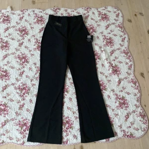 Nly one byxor  - Svarta typ kostymbyxor i storlek S som säljs då dem var lite stora. Orginalpris= 400-500kr och säljs för 320kr ink frakt. Helt nyskick och aldrig använda. Köparen står för frakten. Om dem redan är sålda har jag ett par likadana på min profil.