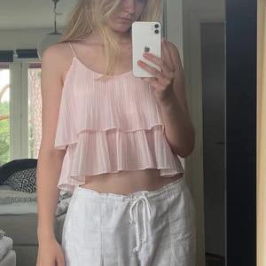 Rosa topp från Bikbok - Väldigt söt och festlig topp i strl XS, passar även S. Fina volanger och i mycket bra skick.