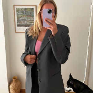 Kavaj - Stor kavaj i herrmodell som är oversized. Är mörkgrön och jättefin. Diskret men ändå lite färg. 