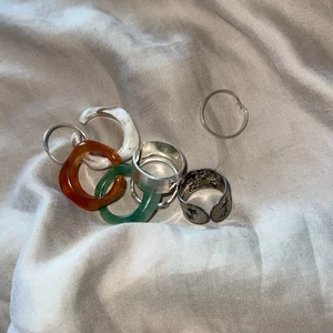 Ringar - Alla ringar för priset, säljer för är för små för mig (har ganska stora fingrar) dem flesta ringar är justerbara, skriv privat för mer bilder eller frågor.