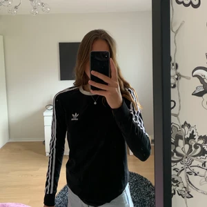 Adidas tröja  - Säljer denna Adidas tröja, använd tröja men är i bra skick!  Vid intresse tveka inte att kontakta!🥰