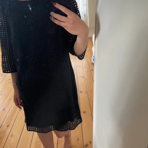 Strandklänning - Svart strandklänning, lappen är kvar. Köpt för 800