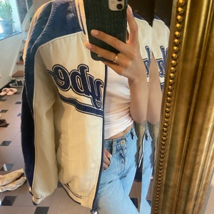 Blå baseball jacka  - En helt ny baseball jacka från Bershka, med prislapp kvar. Aldrig använd. Strl S och passar hyfsat oversized på mig med XS ❤️‍🔥