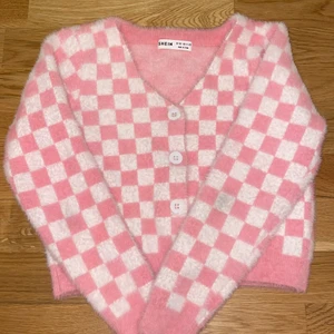 Rutig tröja  - Jag säljer min rutiga tröja, då jag har städat och rensat min garderob. Det är super mysig och mjuk har använt typ 2 gånger för att det ibte riktigt är min smak. ( den är lite mindre i storleken)