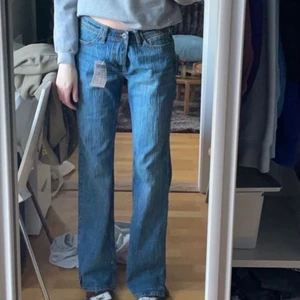Brielle 90’s jeans - Supersnygga och populära blåa jeans från brandy melville, low/midwaist❤️ Nästintill helt oanvända (endast testade)❤️ (Lånade bilder, kontakta för fler bilder)