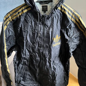 Adidasjacka - Tunn adidas prassel jacka. Med dragkedjor på fickorna. Storlek Medium. 