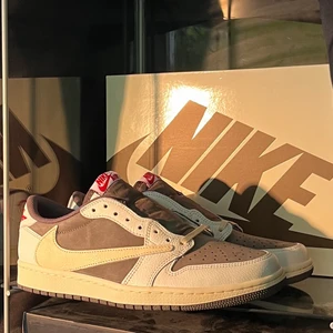 Jordan 1 low Travis Scott reverse mocha - Jordan 1 low Travis Scott reverse mocha ❗️Box och kvitto finns, all OG, DS❗️Skicka meddelanden för frågor eller fler bilder ✅Kan frakta med extra säkerhet✅