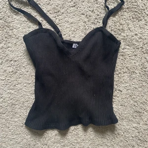zara topp - svart v-ringad topp från zara! så fin som går att både klä upp och bara ha till vardags🙌 priset är exkl frakt