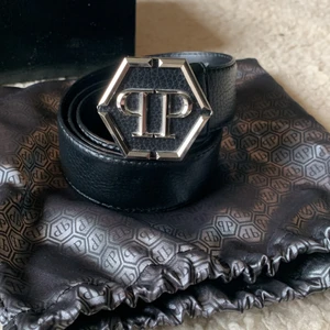 Philipp Plein Bälte ÄKTA (kvitto finns) - Inköpt från farfetch, nypris ligger på 4000, använt ett antal gånger, bra skick 7/10, storlek 85. Både box och påse medföljer. Säljer pga att jag inte använder.