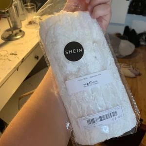 Knästrumpor från shein - Helt oanvända, inte ens testade! Från shein så vet inte riktigt kvalitet men har lika dana i svarta och dem har hållit bra än sålänge! Jättefin spets