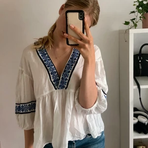 Zara blus - Säljer min fina zara blus! Den är i nyskick och jag har endast använt en gång. 