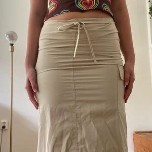 Kjol str M - lång «cargo» kjol i gott skick. Nästan oanvänd. Passer en S/M 