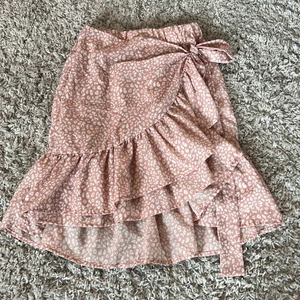 Kjol  - Säljer denna kjol för att den inte har kommit till användning 🤍