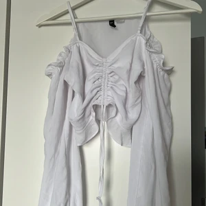 Hm dividend blus - Har använt 1 gång så den är som ny. Den finns inte kvar på hm längre strl 36, säljer för de inte är min stil längre justerbar i både armarna och snörerna i mitten. skriv privat om intresserad kan mötas upp i Uppsala annars posta💕 