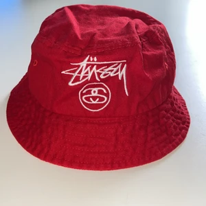 Stussy Bucket/fiske hatt, Small - Använder den tyvärr inte då den är precis för liten, uppskattningsvis är den S/M så passar för mindre huvuden. Spårbarfrakt för 39 kr. 