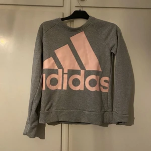 Adidas sett  - Byxor storlek xs tröja storlek S (men lite stor i storleken) säljs i sett men kan även säljas styckvis om det önskas, pris på settet 125 kr.