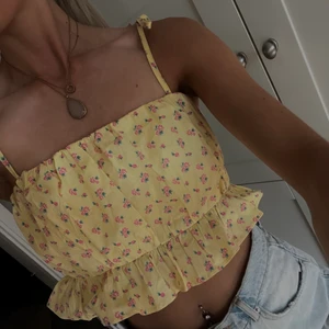 Söt somrig topp - Använd 1-2 ggr Strl S  Frakt tillkommer 