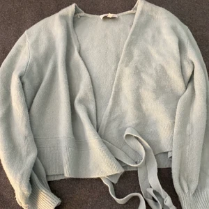 & Other Stories ljusblå wrap cardigan  - Stickad ljusblå kofta (första bilden) köpt för 2 år sedan (500kr), men använts ca 2-3ggr så den är i mycket bra skick. Koftan är stor i storleken!