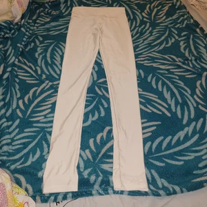 Vita leggings - Tunna vita leggings med dragkedja i bak. Sparsamt använd och storlek är S. 30kr plus frakt