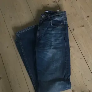 Snygga mid Rise jeans från zara! Älskar dom men de är tyvärr lite stora för mig 🫶🏽
