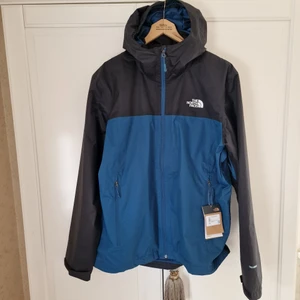 The North Face Fornet L - Helt ny med tags The North Face Fornet Jacket är mycket allsidig och passar utmärkt året runt.  Vattentät DryVent™-teknologi och tejpade sömmar håller regnet ute, samtidigt som fukt och ånga transporteras ut och leds bort från kroppen.  