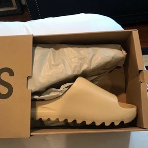Yeezy Slides Bone - Såld för 1800. Passar 42-44 Ett par yeezy slides jag köpte deadstock i mars. Köparen står för frakt och pris ej hugget i sten