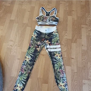 Stronger byxor  - Säljer två stronger byxor. Ett grönt set me både topp och byxor för 450 och ett par byxor för 350!