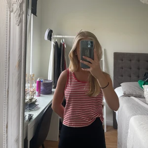 Röd topp - En söt röd liten topp från Bik Bok ❣️ i storlek S