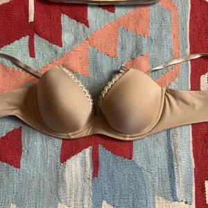 Calvin Klein bh - Calvin Klein customized lift bh i storlek 36B. Bra skick, knappt använd.