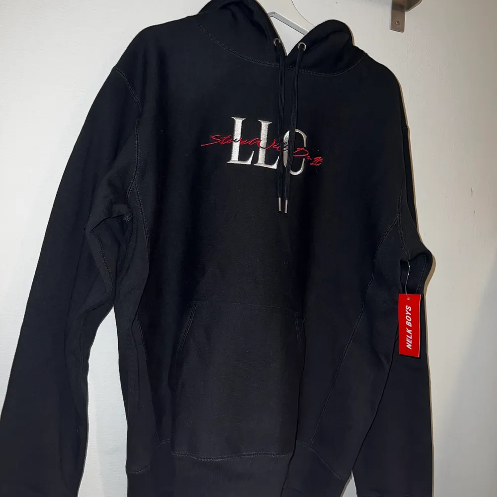 Köpte en SteveWillDoIt Hoodie i Large. Har bara testat den en gång sen är den inte använd. Skulle säga att den är mer i XL, tung och bra kvalite på tyget. Tröjor & Koftor.