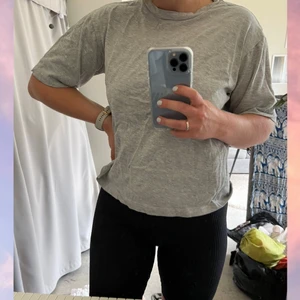 Basic t-shirt  - En helt vanlig basic t-shirt i Oversize-modell. Är av lite tjockare tyg, vilket inte passar mig, därav säljer jag den. Använd ett fåtal gånger. Strl: S -men M funkar absolut.