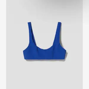 Säljer denna jättefina blåa bikini topp ifrån bershka då jag har alldeles för många toppar och måste göra av mig med några😩🥳 frakt tillkommer🥰