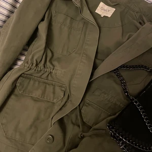 Trendig grön jeansjacka - Säljer denna gröna jeansjacka från only då den tyvärr inte kommer till användning längre, den är i storlek xs men passar xxs-s🙌🏼den går att dra åt i midjan vilket gör att de är en jättefin passform!!