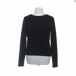 Svart tröja - Svart långärmad tröja med öppen rygg 